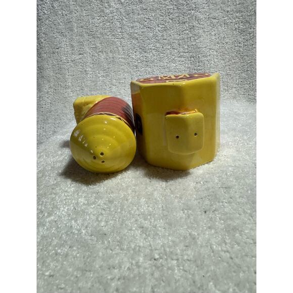 John Deere On The Farm Barn And Silo Salt and Pepper Shakers - Picture 6 of 6